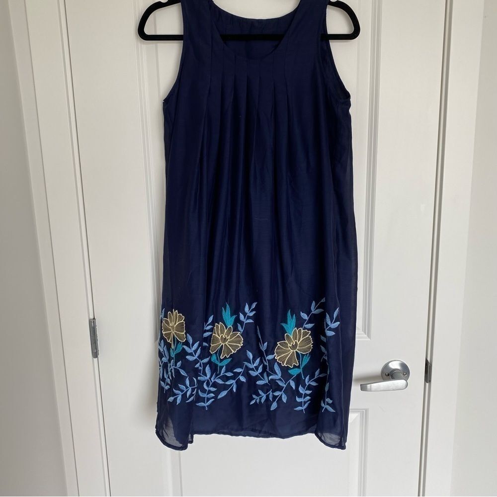 LIÈBO | sleeveless dress with embroidered detail